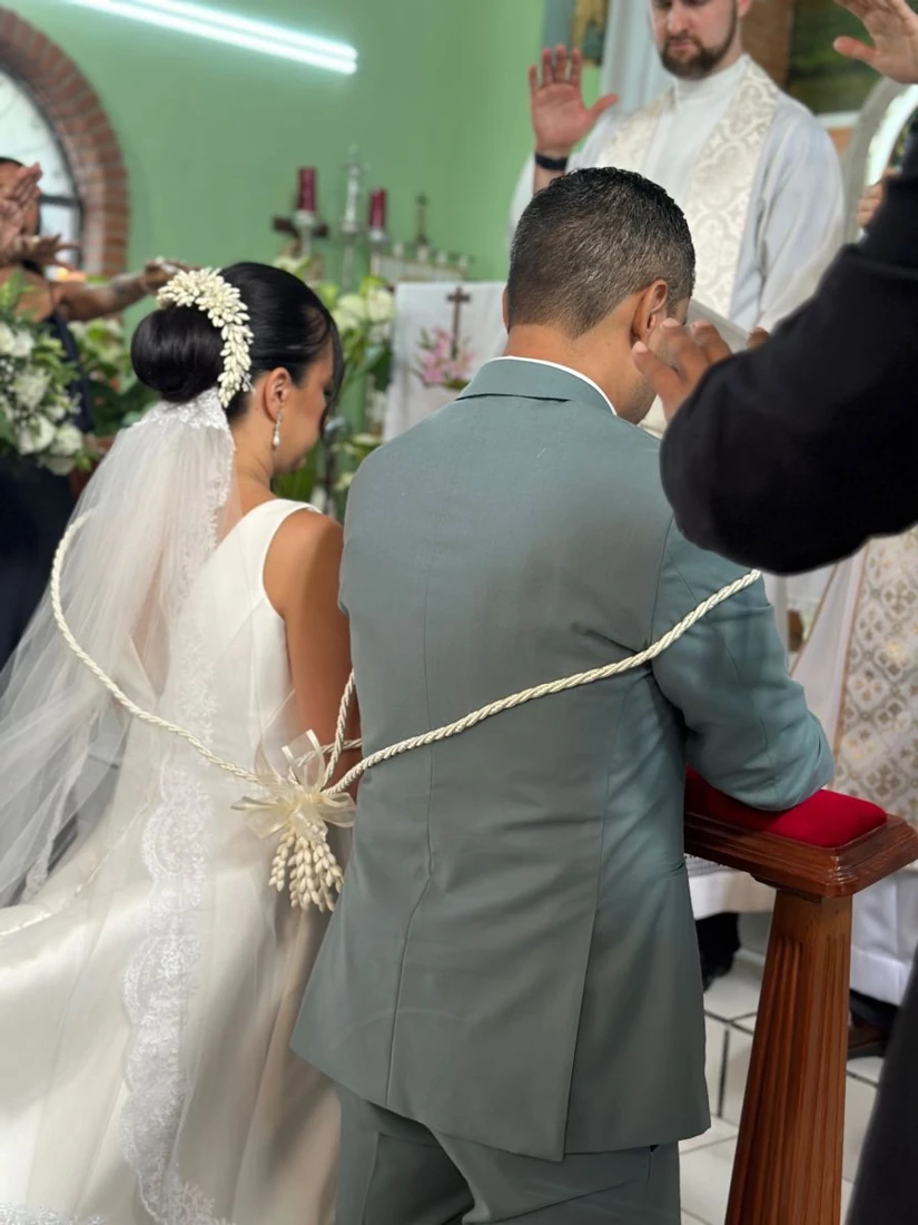 Mexican wedding couple joined by the traditional el lazo cord